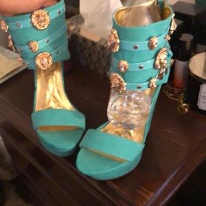 Turquoise wedge wig gold emblems